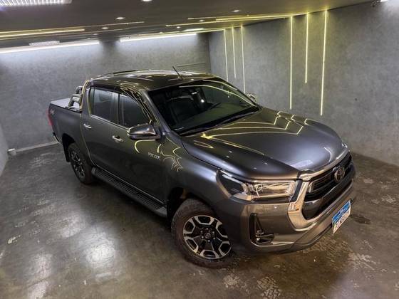 TOYOTA HILUX 2.8 D-4D TURBO DIESEL CD SRX 4X4 AUTOMÁTICO